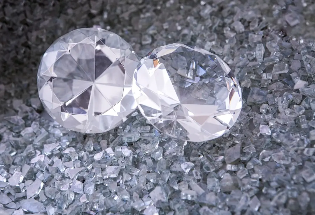Upptäck labbodlade diamanter hos Guldfynd nu illustration